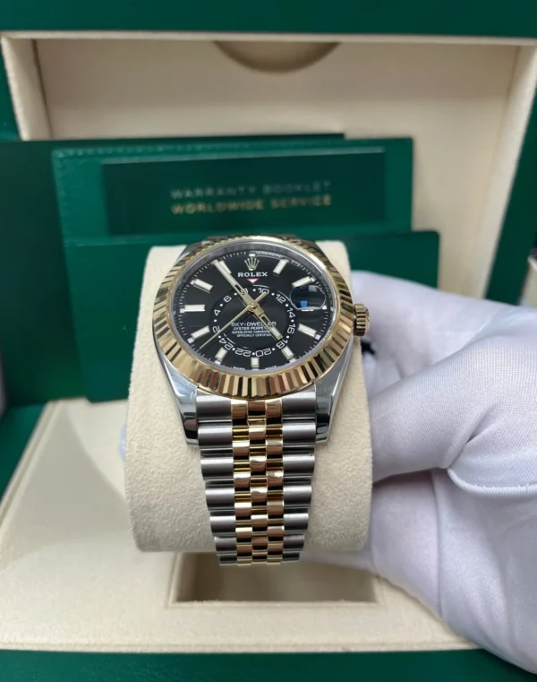 2F0E6A0A-2B4E-CCCC-C87A-F0CA833AFFD1.webp Superclone Rolex Sky-Dweller 42 mm Bright black Dial 336933