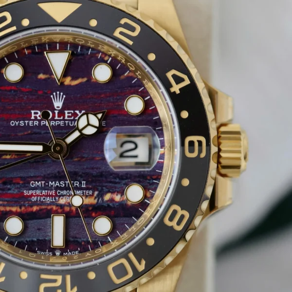 37442C4B-0483-702E-F65B-3FC536723499.webp Superclone Rolex GMT-Master II 40 mm 126718GRNR Tiger Iron Dial
