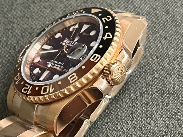 784261E8-E6FD-580F-A584-C26DB8FE3152.webp Superclone Rolex GMT-Master II 40 mm 126715CHNR Tiger Iron Dial