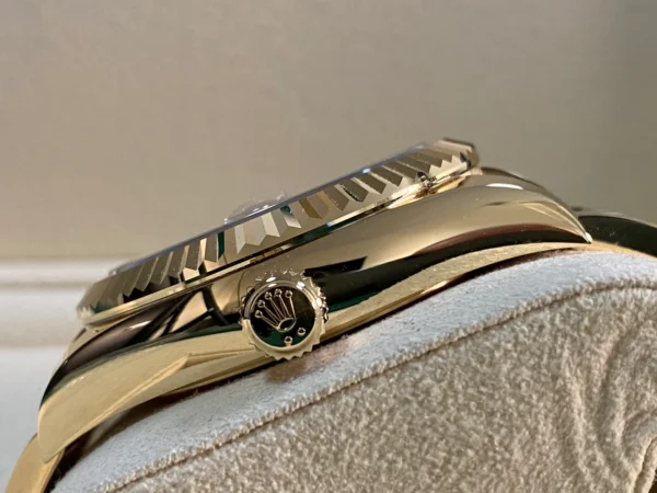 A0D26193-76AA-9D02-8763-290EBB3CC96D.webp Superclone Rolex Sky-Dweller 42 mm Champagne Dial 336938
