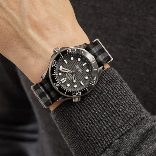 A9E9CBD0-2B1C-FDF7-0677-D25DDEC92439.webp Omega Seamaster Men Automatic Black Fabric 007 Watch O21092442001002