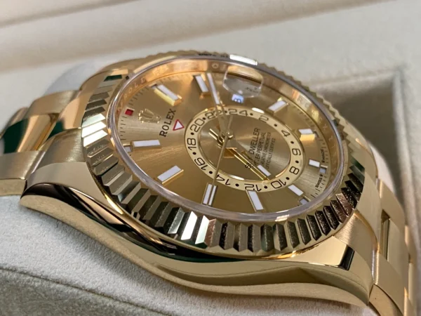 FCA6FAB4-E123-FEF0-1410-A943D8B03A59.webp Superclone Rolex Sky-Dweller 42 mm Champagne Dial 336938