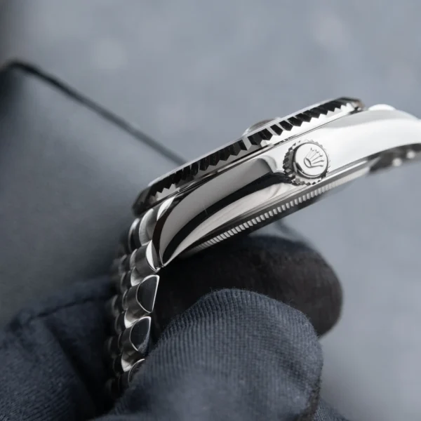 FE74FBEE-30D0-F2E8-771A-423E0F8A9D5C.webp Superclone Rolex Sky-Dweller 42 mm Bright black Dial 336934 Jubilee